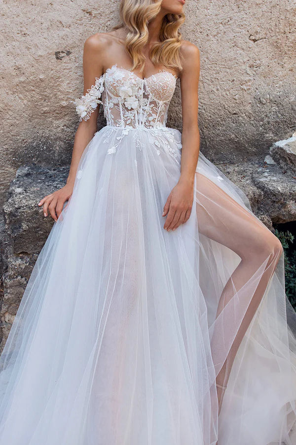 Abito da sposa bohémien con scollo a cuore e applicazioni in pizzo